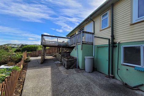 Photo of property in 20 Miles Crescent, Newlands, Wellington, 6037