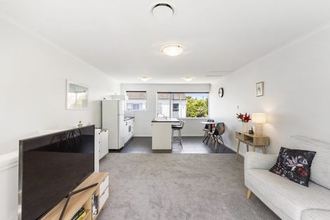 Photo of property in 2/25 Inverness Road, Browns Bay, Auckland, 0630