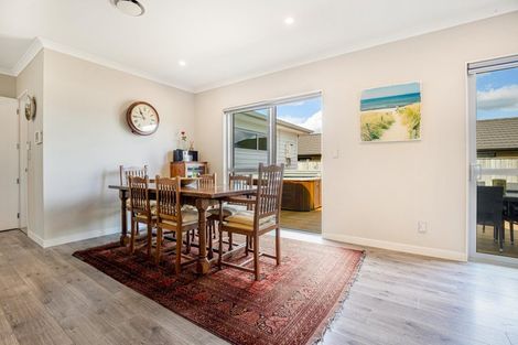 Photo of property in 16 Walter Ruddock Avenue, Kumeu, 0810