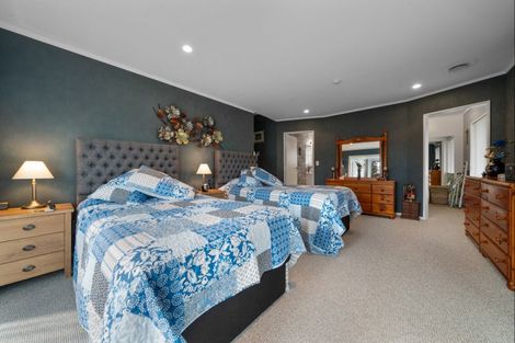 Photo of property in 33 Heta Road, Highlands Park, New Plymouth, 4312