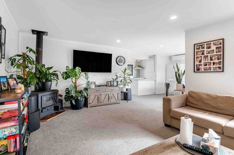 Photo of property in 12 Merida Place, Unsworth Heights, Auckland, 0632