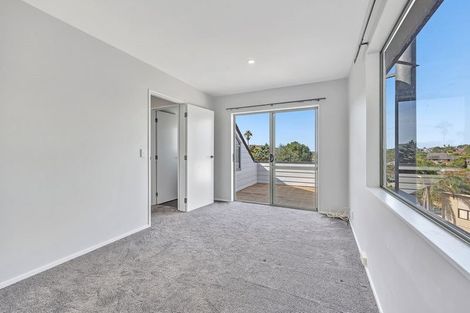 Photo of property in 2/33 Penguin Drive, Murrays Bay, Auckland, 0630