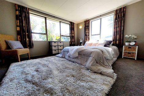 Photo of property in 10 Bayswater Place, Newlands, Wellington, 6037