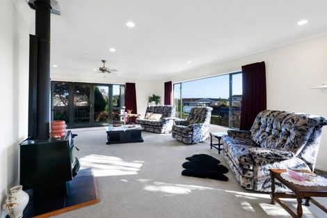 Photo of property in 3 Karina Road, Merrilands, New Plymouth, 4312