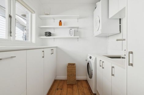 Photo of property in 1/123 Queen Street, Northcote Point, Auckland, 0627