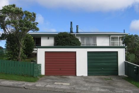 Photo of property in 25b Colchester Crescent, Newlands, Wellington, 6037