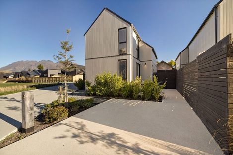 Photo of property in 33 Casterway Crescent, Jacks Point, 9371