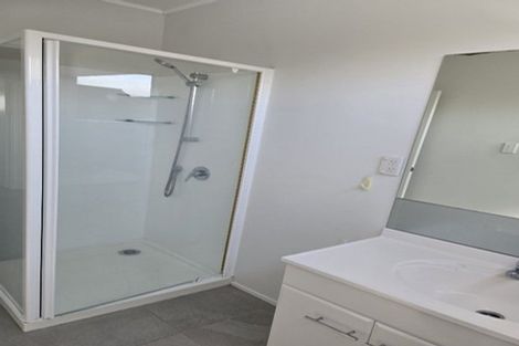 Photo of property in 2/1 Tomintoul Place, Highland Park, Auckland, 2010