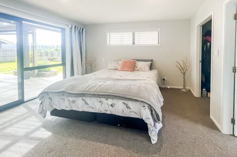Photo of property in 17 Cyprus Place, Fitzherbert, Palmerston North, 4410