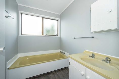 Photo of property in 28 Beauchamp Drive, Massey, Auckland, 0614