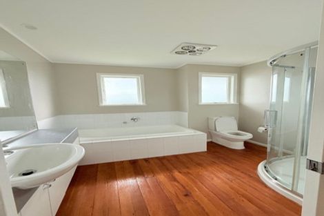 Photo of property in 4 La Trobe Street, Pakuranga Heights, Auckland, 2010