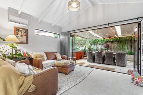 Photo of property in 6 Oystergrove Road, West Harbour, Auckland, 0618
