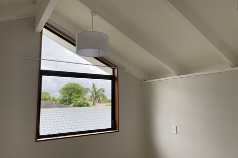 Photo of property in 25a/5 Beach Road, Te Atatu Peninsula, Auckland, 0610