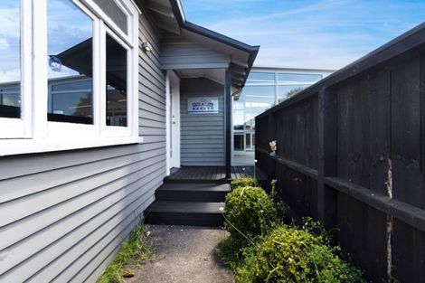 Photo of property in 3208a Great North Road, New Lynn, Auckland, 0600