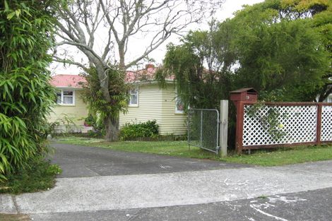 Photo of property in 19 Farnborough Crescent, Mangere, Auckland, 2022