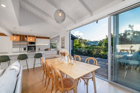Photo of property in 22 Woodfern Crescent, Titirangi, Auckland, 0604