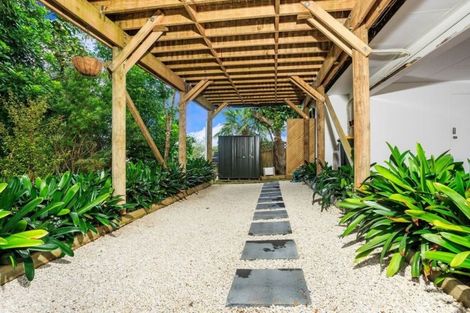 Photo of property in 2/10a Wernham Place, Northcote, Auckland, 0626