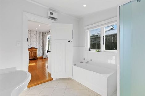 Photo of property in 33 Ngaio Street, Saint Martins, Christchurch, 8022