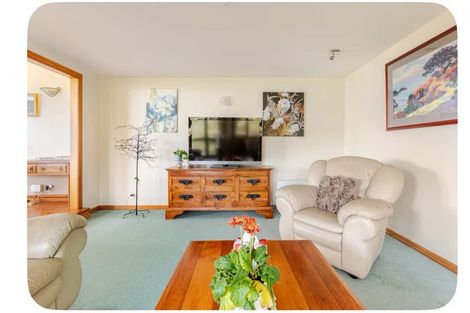 Photo of property in 5 Whiorau Grove, Lowry Bay, Lower Hutt, 5013