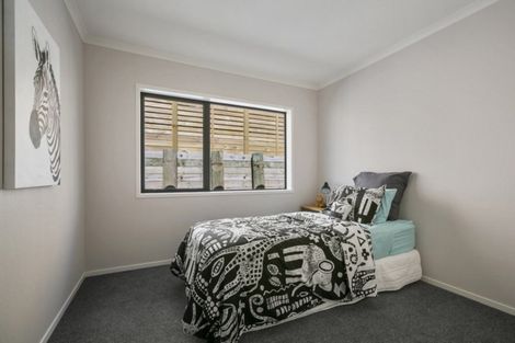 Photo of property in 2 Oakmont Crescent, Waiwhakaiho, New Plymouth, 4312