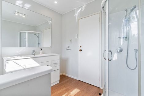 Photo of property in 19 Ellesmere Crescent, Pakuranga Heights, Auckland, 2010