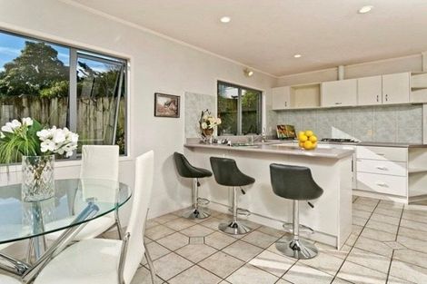 Photo of property in 2/90 Pupuke Road, Hillcrest, Auckland, 0627