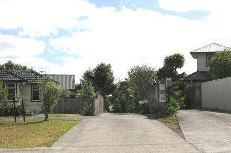Photo of property in 3/252 East Coast Road, Forrest Hill, Auckland, 0620