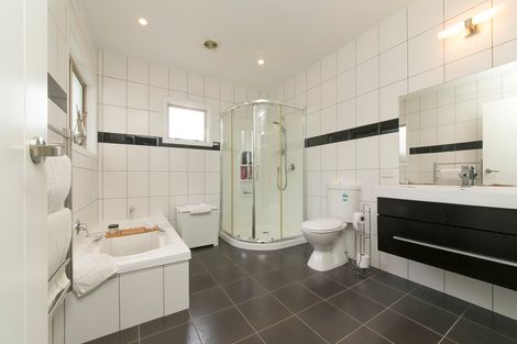 Photo of property in 18 Great North Road, Riverhead, 0820