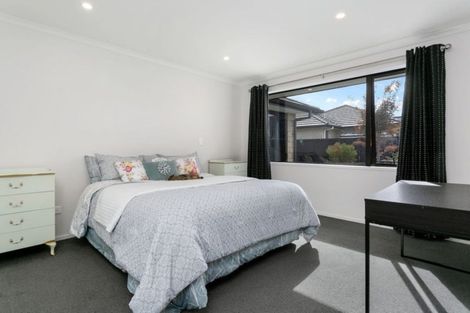 Photo of property in 28 Lilac Close, Cambridge, 3434