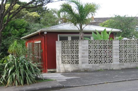 Photo of property in 33 Highland Avenue, Titirangi, Auckland, 0604