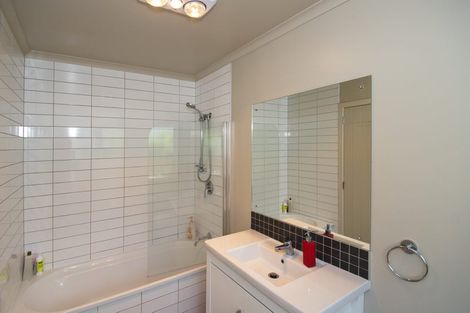 Photo of property in 15a Lyndfield Lane, Newlands, Wellington, 6037