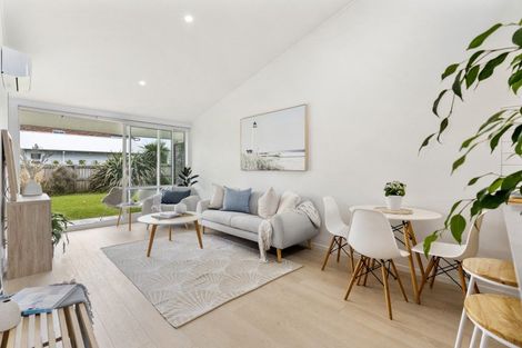 Photo of property in 2/6 North Avenue, Narrow Neck, Auckland, 0624