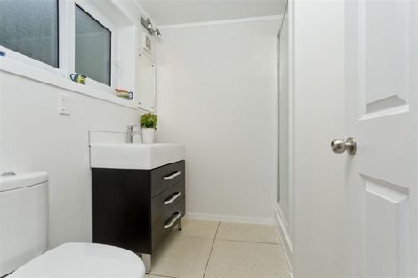 Photo of property in 2/10a Wernham Place, Northcote, Auckland, 0626