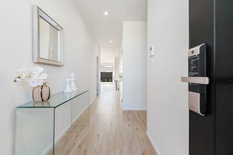 Photo of property in 5/90 Picasso Drive, West Harbour, Auckland, 0618