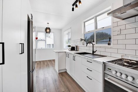 Photo of property in 16 Kauri Street, Merrilands, New Plymouth, 4312