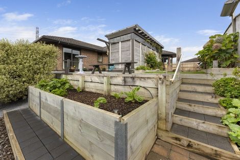 Photo of property in 15 Percy Kinsman Crescent, Riverstone Terraces, Upper Hutt, 5018