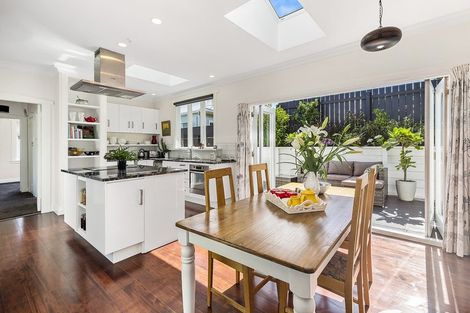 Photo of property in 3 Thames Street, Island Bay, Wellington, 6023