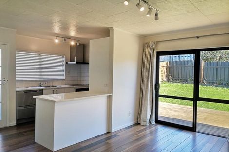 Photo of property in 2/1 Landsdale Place, Massey, Auckland, 0614