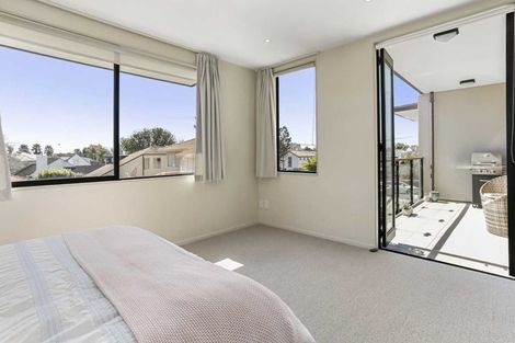 Photo of property in 2a/7 Frieston Road, Milford, Auckland, 0620