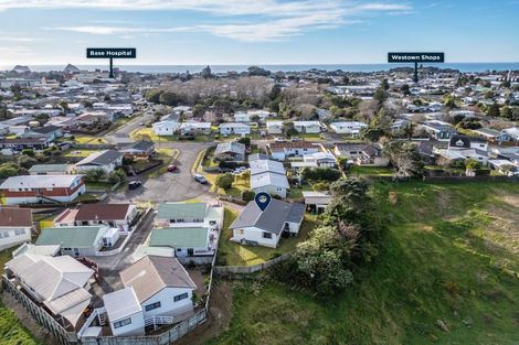 Photo of property in 7 Kelvin Place, Westown, New Plymouth, 4310