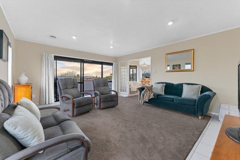Photo of property in 1/46 Westpark Drive, West Harbour, Auckland, 0618