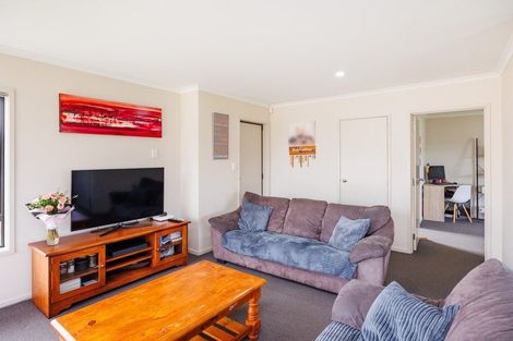 Photo of property in 15 Chestnut Close, Kelvin Grove, Palmerston North, 4414