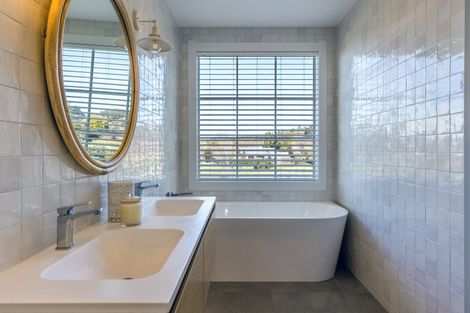 Photo of property in 5 Lens Way, Acacia Bay, Taupo, 3385