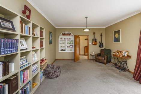 Photo of property in 12 Innes Place, Roslyn, Palmerston North, 4414