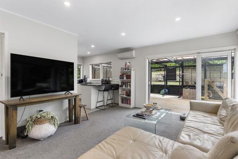 Photo of property in 2/30 Diana Drive, Glenfield, Auckland, 0627