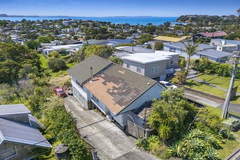 Photo of property in 10 Surf Road, Stanmore Bay, Whangaparaoa, 0932