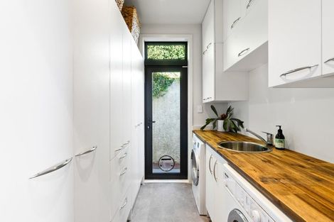 Photo of property in 32 Rona Street, Eastbourne, Lower Hutt, 5013