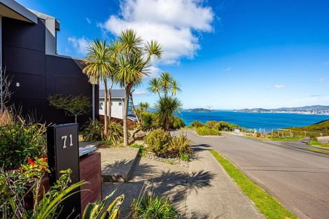 Photo of property in 71 Tamworth Crescent, Newlands, Wellington, 6037