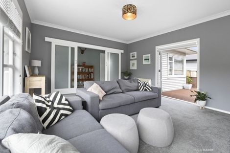 Photo of property in 11 Pinkerton Grove, Newlands, Wellington, 6037