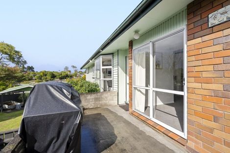 Photo of property in 10 Whitby Place, Westown, New Plymouth, 4310